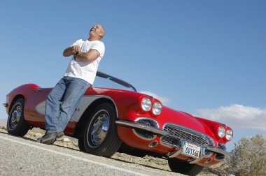 mutlu bir adam yolda klasik araba yanında ayakta