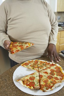 adam tutarak dilim pizza