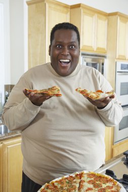 dilim pizza holding ve gülen adam