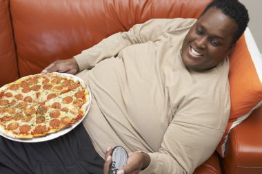 adamın kucağına pizza ile TV izlemek