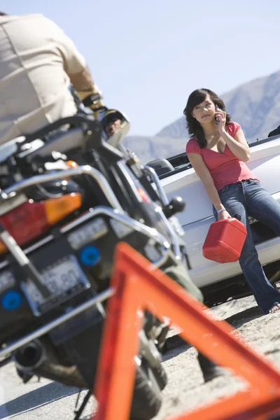 Triangolo di avvertimento con donna e vigile del traffico — Foto Stock