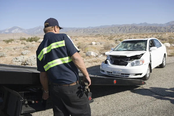 Officer With A Recovery Services Vehicle — Stock Photo, Image