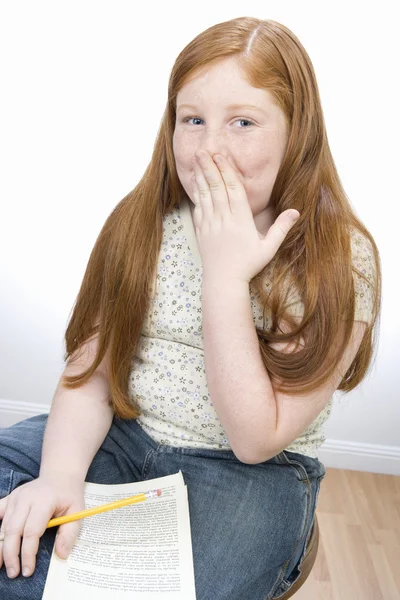 Ragazza adolescente ridacchiando — Foto Stock