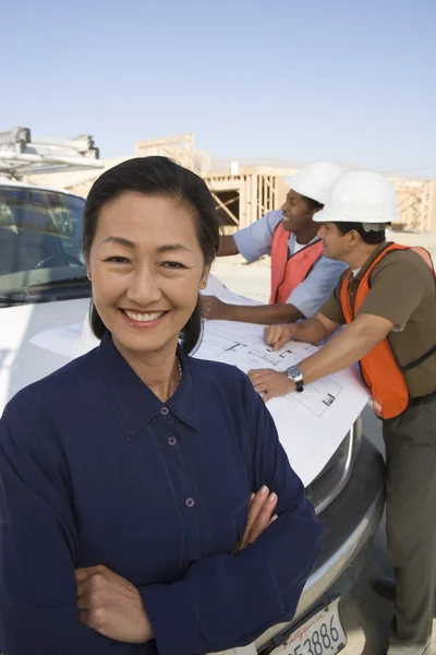 Ingeniera femenina de pie en obra —  Fotos de Stock