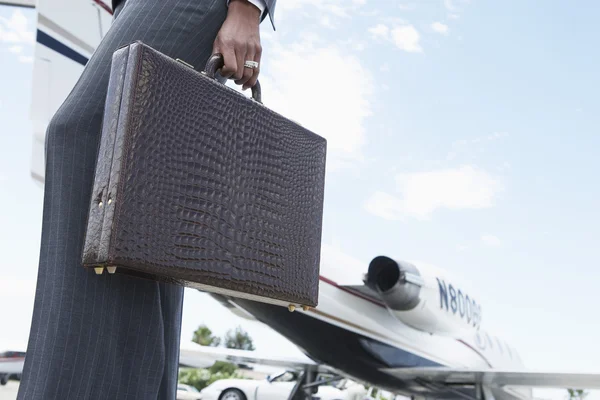 Geschäftsfrau mit Aktentasche am Flughafen — Stockfoto