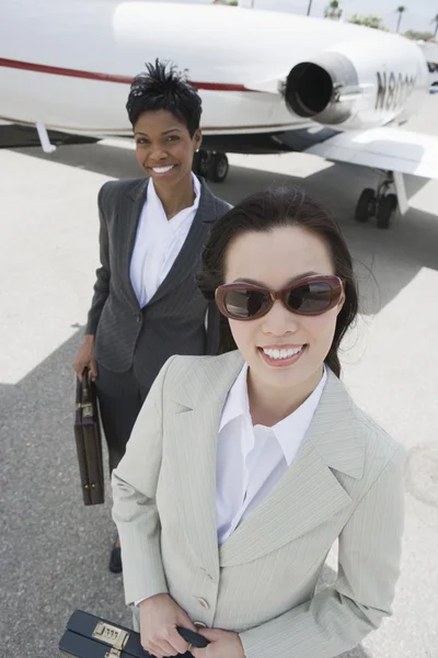 在机场的两个商业妇女。 — 图库照片