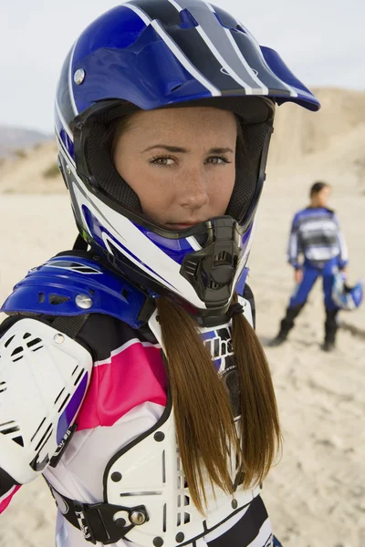 Vrouwelijke motor biker op circuit — Stockfoto