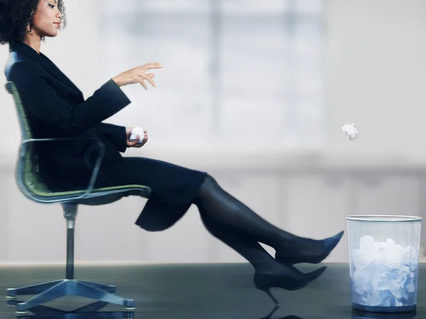 Businesswoman Throwing Paper Ball Into Dustbin — Stock Photo, Image