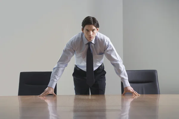 Empresário confiante na sala de conferências — Fotografia de Stock