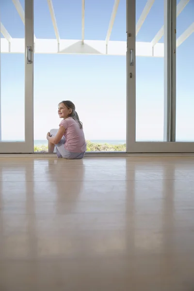 Menina bonito sentado no portão — Fotografia de Stock