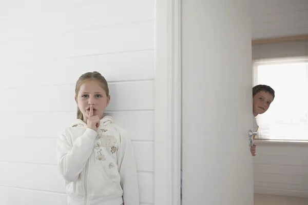 Hermanos jugando a esconderse y buscar — Foto de Stock