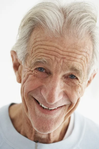 Yaşlı adam gülümseyerek closeup — Stok fotoğraf