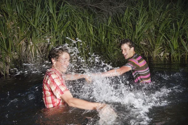 Tiener wandelaars in lake — Stockfoto