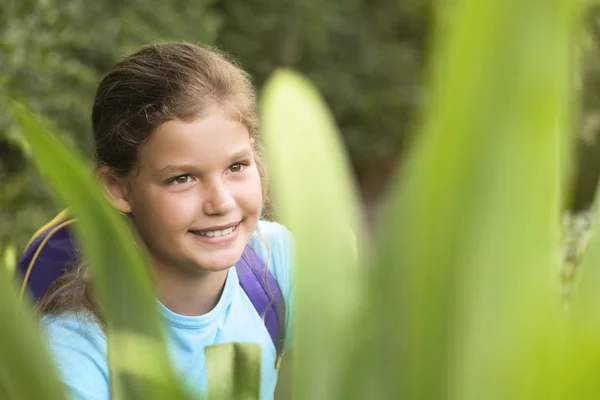 Meisje kijkend naar planten — Stockfoto