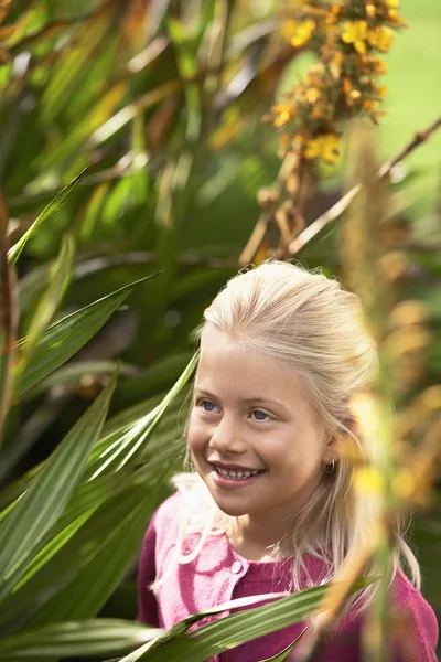 Liten blond flicka i skogen — Stockfoto