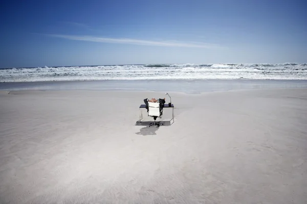 Ontspannen zakenman op strand — Stockfoto