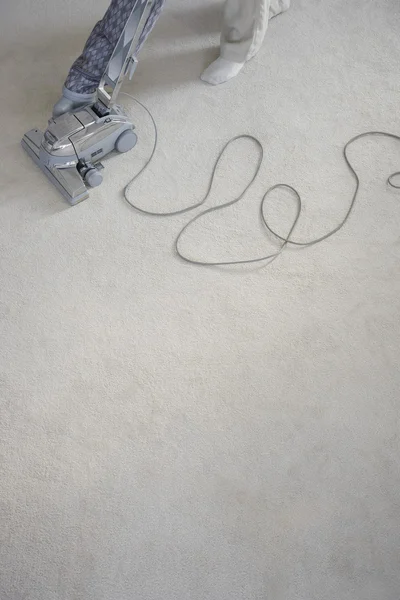 Man Vacuuming Carpet — Stock Photo, Image