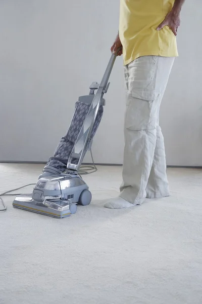 Man Vacuuming Cleaner — Stock Photo, Image