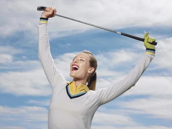 Mujer Golfista celebración club contra el cielo — Foto de Stock