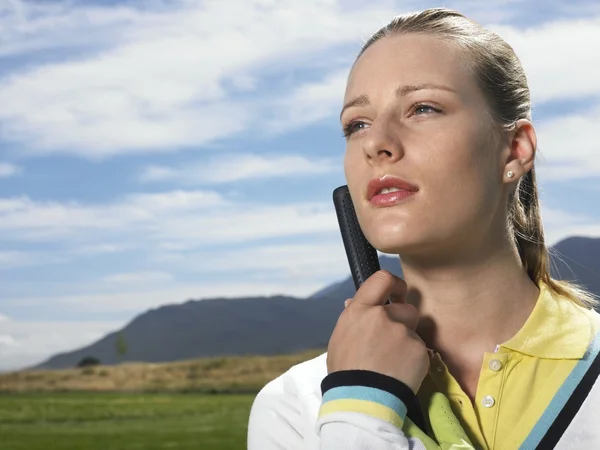 Kobieta na pole golfowe — Zdjęcie stockowe