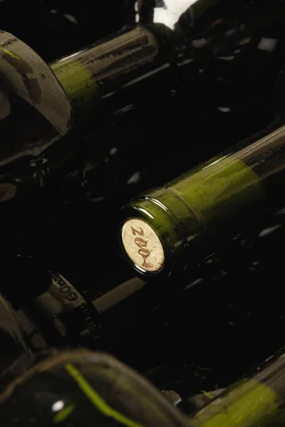 Garrafas de vinho arranjadas em ordem — Fotografia de Stock