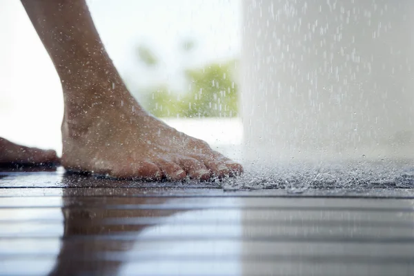 Frauenfüße unter der Dusche — Stockfoto