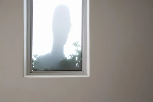 Σκιά ενός ανθρώπου πίσω από το παράθυρο — Φωτογραφία Αρχείου