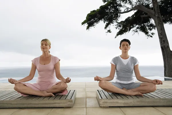 Kvinnor som mediterar på terrassen — Stockfoto