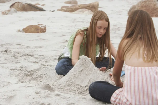 Meisjes spelen op strand — Stockfoto