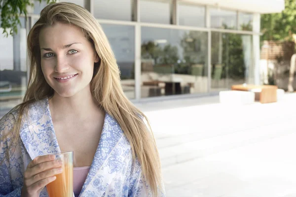 Vrouw bedrijf glas sap — Stockfoto