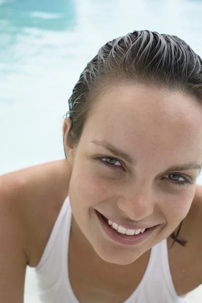 Glückliche junge Frau im Pool — Stockfoto