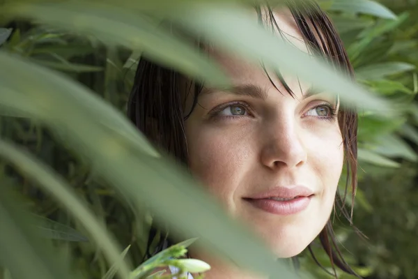 Vrouw verbergen in gebladerte — Stockfoto