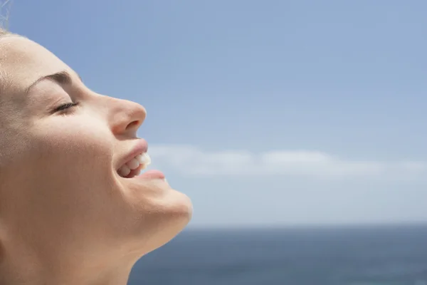 Unbekümmerte Frau am Strand — Stockfoto