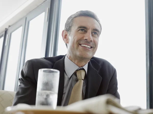 Geschäftsmann im Restaurant — Stockfoto