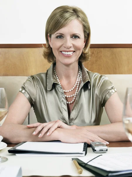 Mujer de negocios sonriendo en el restaurante — Foto de Stock