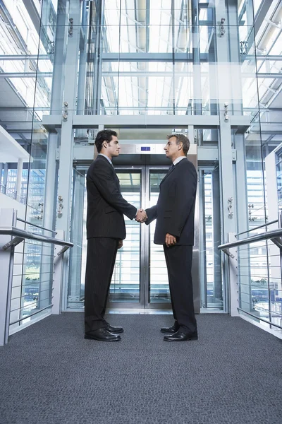 Empresários apertando as mãos — Fotografia de Stock