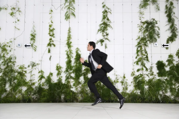 Empresário correndo ao ar livre — Fotografia de Stock