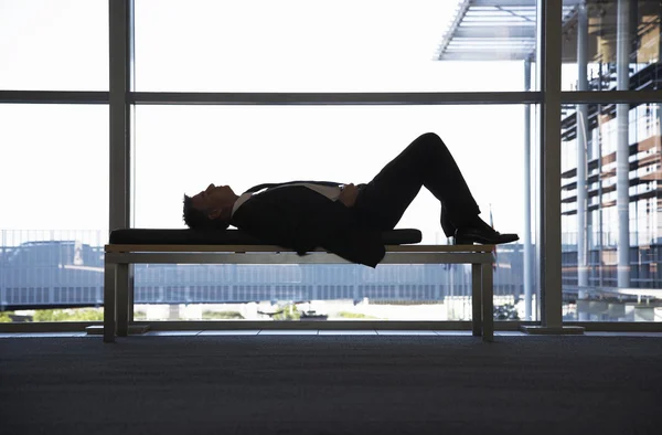 Biznesmen relaksujący na ławce — Zdjęcie stockowe