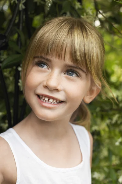 Menina sorrindo bonito — Fotografia de Stock