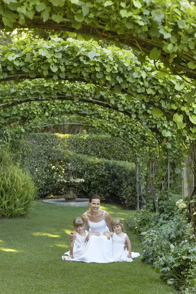 Meisjes en bruid kraken onder ivy bogen — Stockfoto