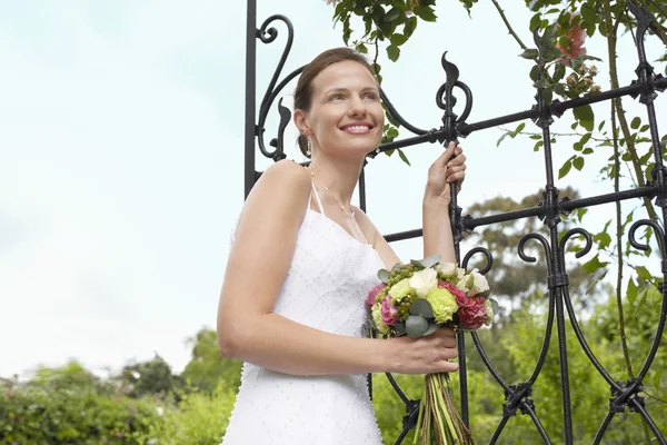 Novia con ramo de pie por la puerta — Foto de Stock