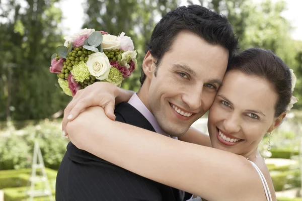 Frisch verheiratetes Paar umarmt — Stockfoto