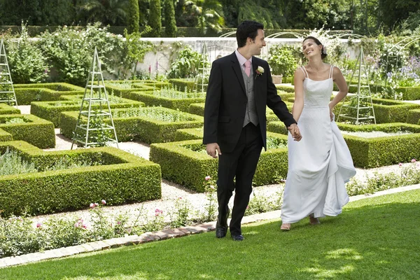 Pareja recién casada en el parque —  Fotos de Stock