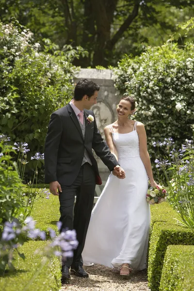 Couple nouvellement marié marchant dans le parc — Photo