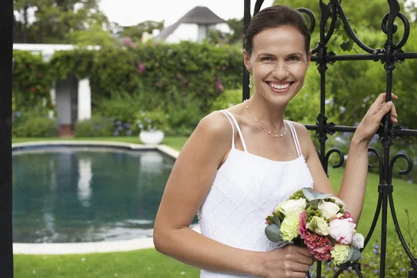 Nevěsta stojí s kyticí — Stockfoto
