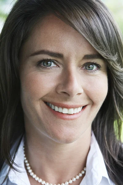 Mujer de negocios sonriendo — Foto de Stock