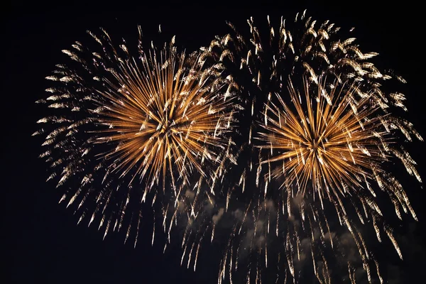 Fuegos artificiales explotando en el cielo — Foto de Stock