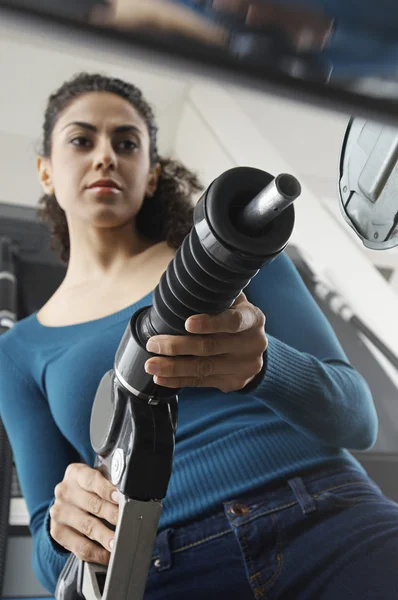 Mulher segurando bomba de combustível — Fotografia de Stock