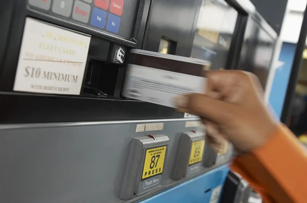 Persona que paga con tarjeta de crédito — Foto de Stock