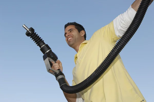 Uomo che tiene pompa del carburante — Foto Stock